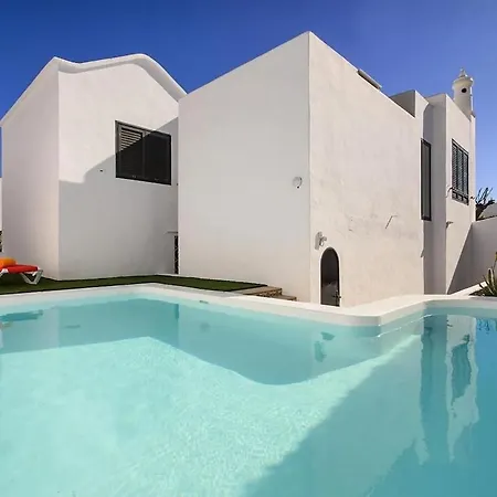 Amplia Casa Familiar Con Piscina Y Jardin