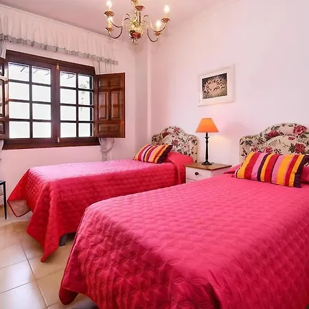 Amplia Casa Familiar Con Piscina Y Jardin *