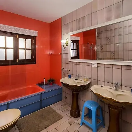 Hébergement de vacances Amplia Casa Familiar Con Piscina Y Jardin *